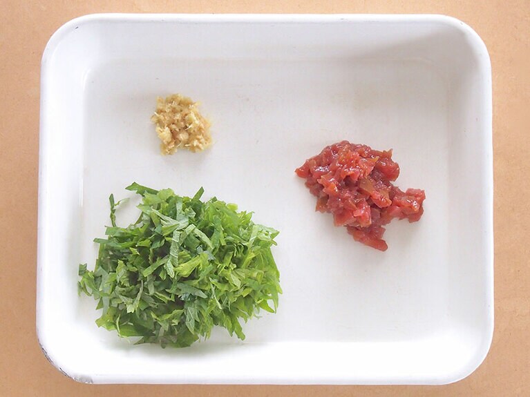 大葉は千切りに。生姜はすりおろし、梅干しは種を取り除き、細かく刻む。