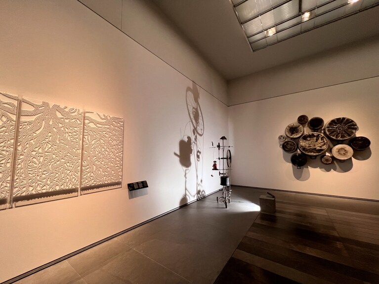 20～21世紀の現代作家による作品。中央にあるのは、1960年に制作されたフランス作家による立体作品で、照明によって生まれる影までも作品の一部になっている。その右には、サウジアラビアの作家による作品も。