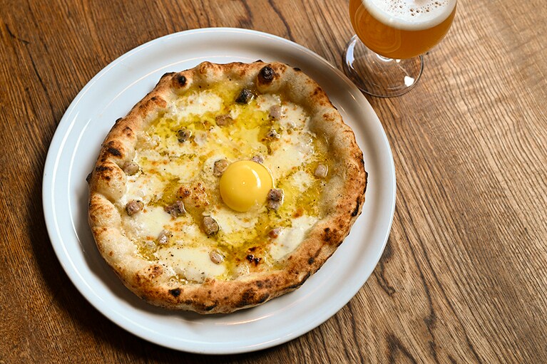 「ピザボナーラ」1,650円。平飼い卵をくずしながらとろとろをどうぞ。