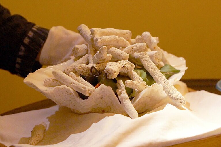 「車海老のサンゴ焼き 命草ソース」。