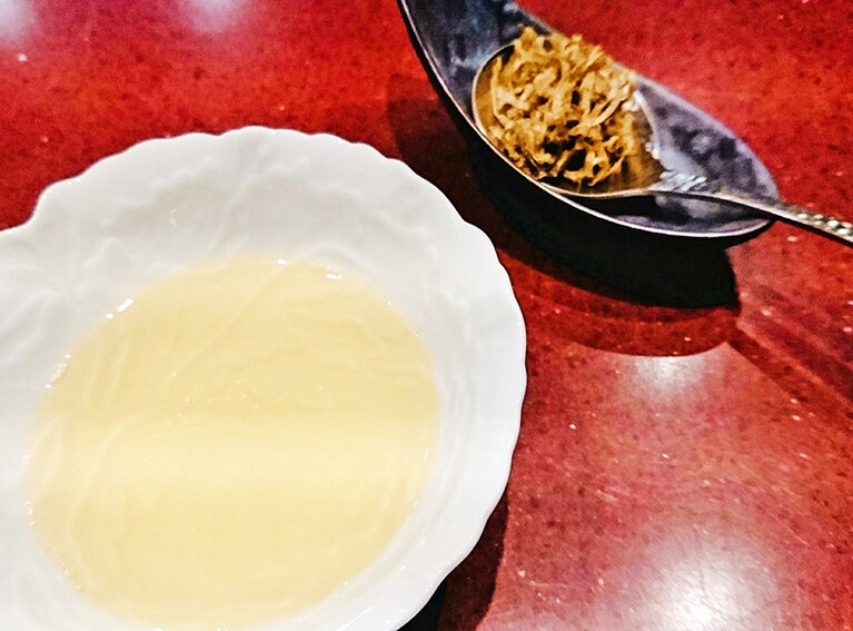 スープが器にそそがれる。なんといい香りか。