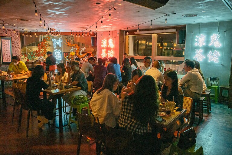 さまざまな人たちが集い、満席の店内。