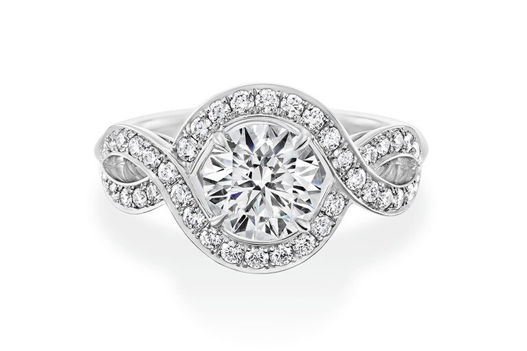 「リリークラスター・エンゲージメントリング」（PT×センターDIA0.5ct〜）2,046,000円〜／ハリー・ウィンストン（ハリー・ウィンストン クライアントインフォメーション）