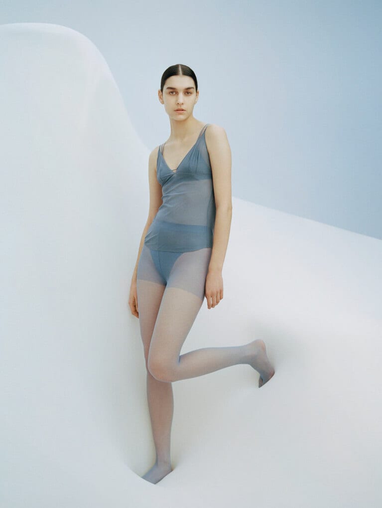 シアーキャミソール 1,990円、ワイヤレスブラ（シアー） 2,290円、シアーショーツ 790円、シアータビストッキング 990円。