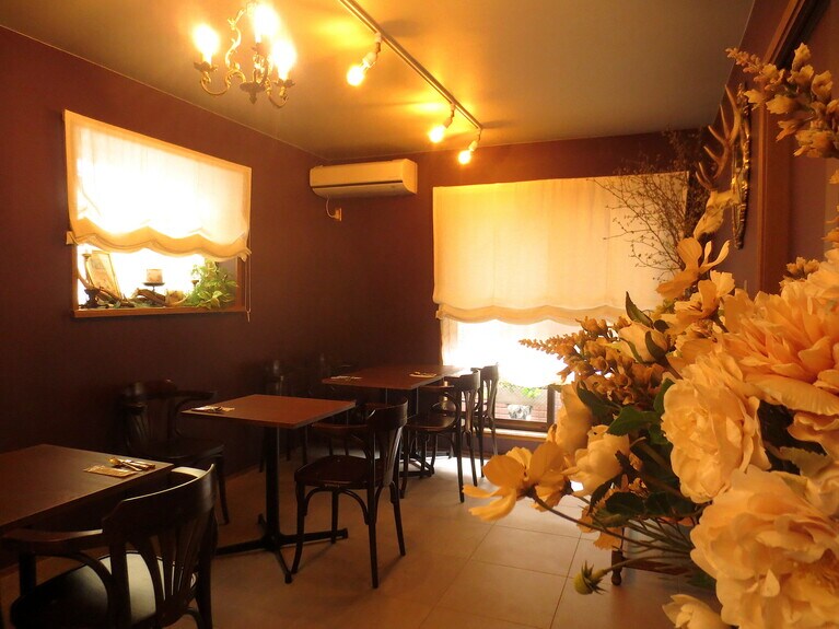 2階のサロン・ド・テ。ゆったりとテーブルが配され、落ち着いた雰囲気。