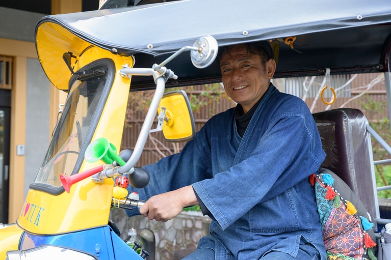 館長の光亮さん。土日には赤穂御崎の観光スポット「きらきら坂」周辺までトゥクトゥクで赴き、お客さんを送迎することも。