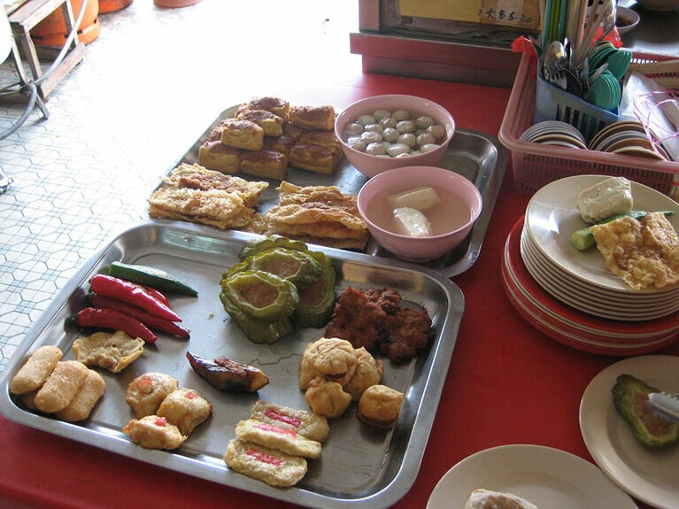 店頭に並ぶヨントウフの具。食べたいものを1個ずつ選べる仕組みも、おでんぽい。ちなみに赤いのは唐辛子で、すり身の旨みと辛みのハーモニーが最高。