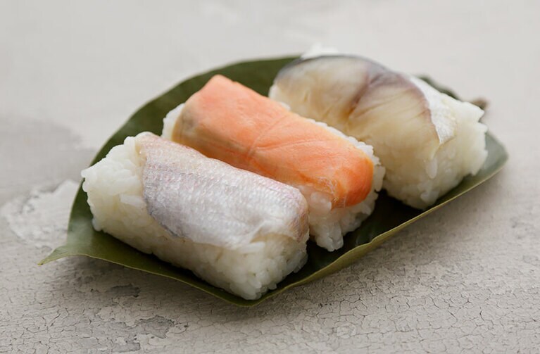 柿の葉すし本舗 たなか「柿の葉すし」。左から：たい、さけ、さば。