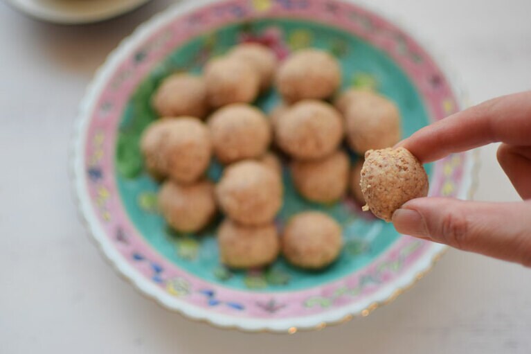 このピーナッツクッキー、普段も食べられていますが、とくに中国正月や断食明けの祭り「ハリラヤ」など、特別な日のお菓子としても大事にされています。