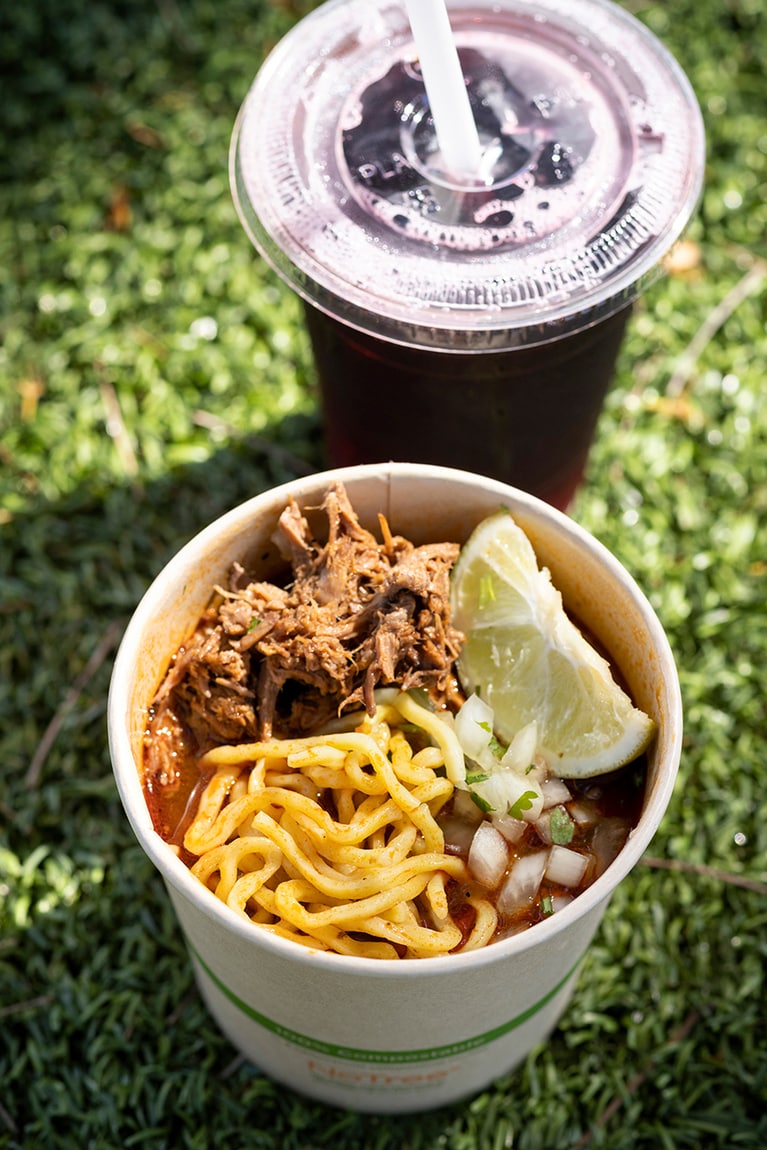 “ビリアサイミン” 12ドル、ハイビスカスジュース 4ドル。具と麵は、スープとは別盛り。ちょっとつけ麺のよう。