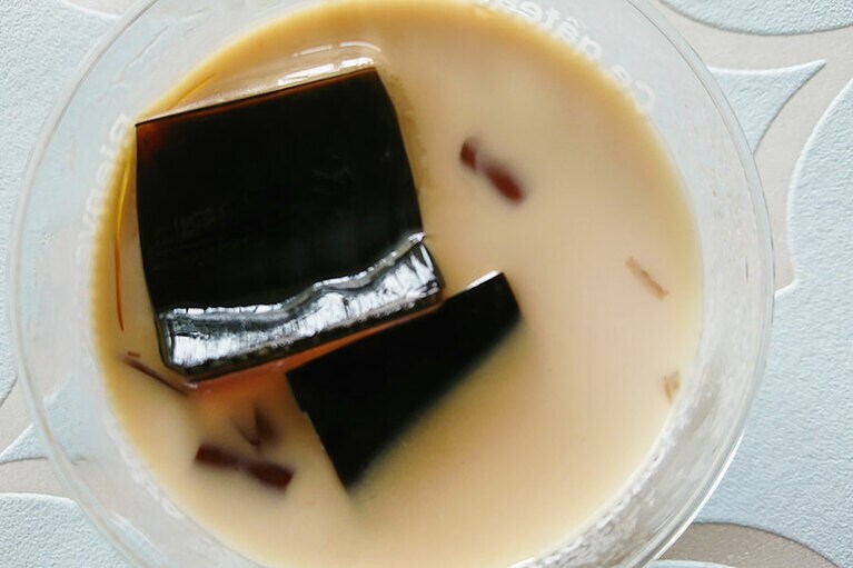 コーヒーゼリーとミルクコーヒーゼリーの食感の違いが楽しい。