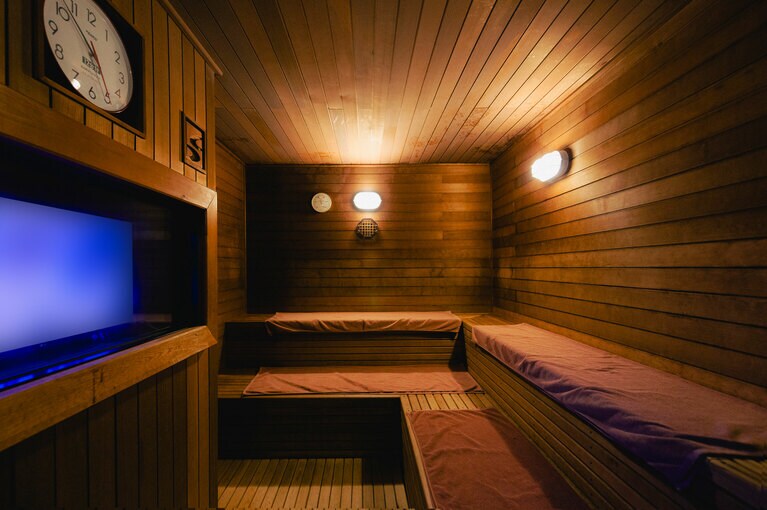 サウナも完備。大画面テレビも！