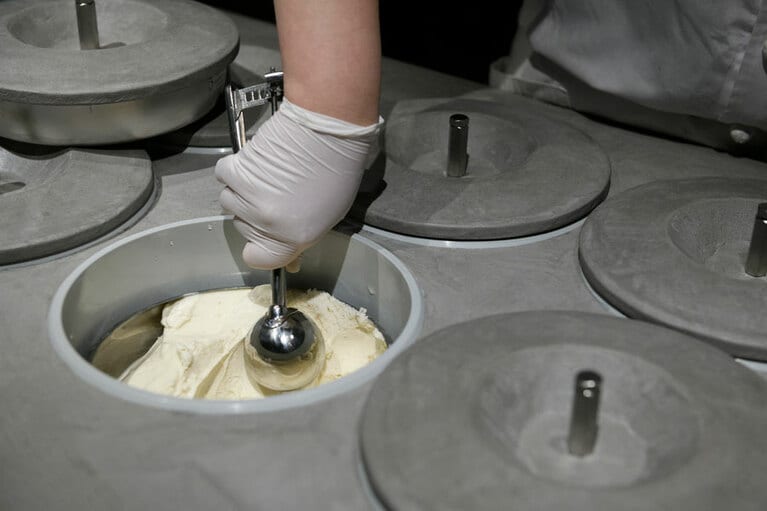 ジェラートの容器をカウンターに収納。