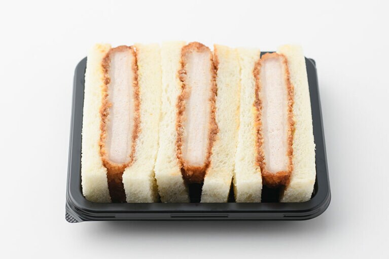 かつサンド 560円。