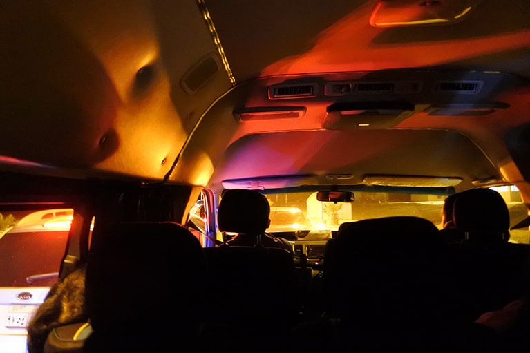 アスワンからはミニバンや観光バスが深夜に集合し、隊列の前後に護衛車をつけながらアブシンベル神殿へ向かった。