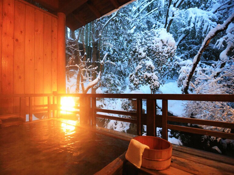 竹林が広がる露天風呂をひとりじめ。