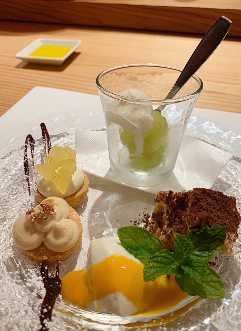 デザートも盛りだくさん！　手前から時計回りに、パンナコッタのマンゴーソース、「満寿泉」の酒粕のタルト、シークワーサーのゼリー、サンシャインマスカットのシャーベット、ティラミス。