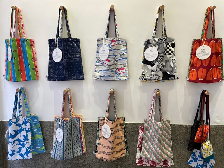 素敵なデザインで、かつ使い勝手が良いサイズの布バッグ。