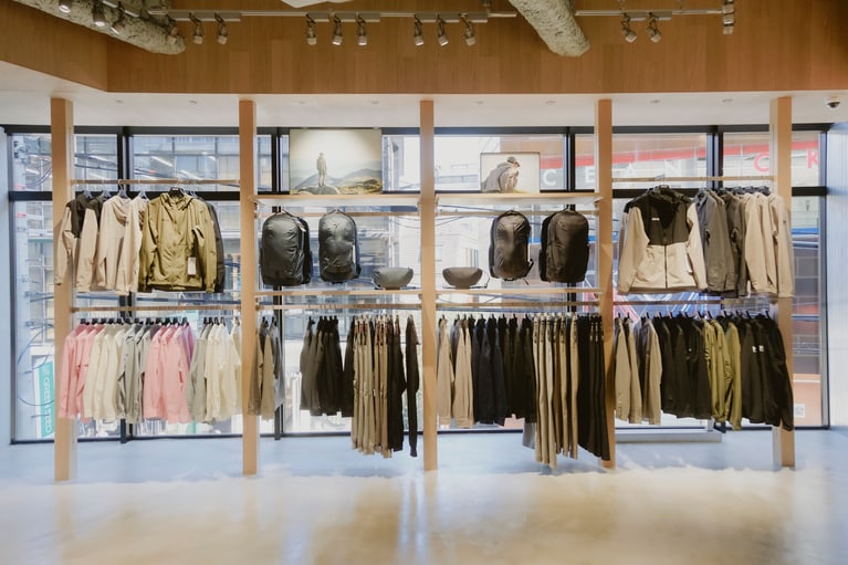 アウトドアフィールドで培われた軽量性・快適性・耐久性を備えるパフォーマンス製品でありながら、日常でも使いやすい洗練されたデザインを追求した「セムノ コレクション」。