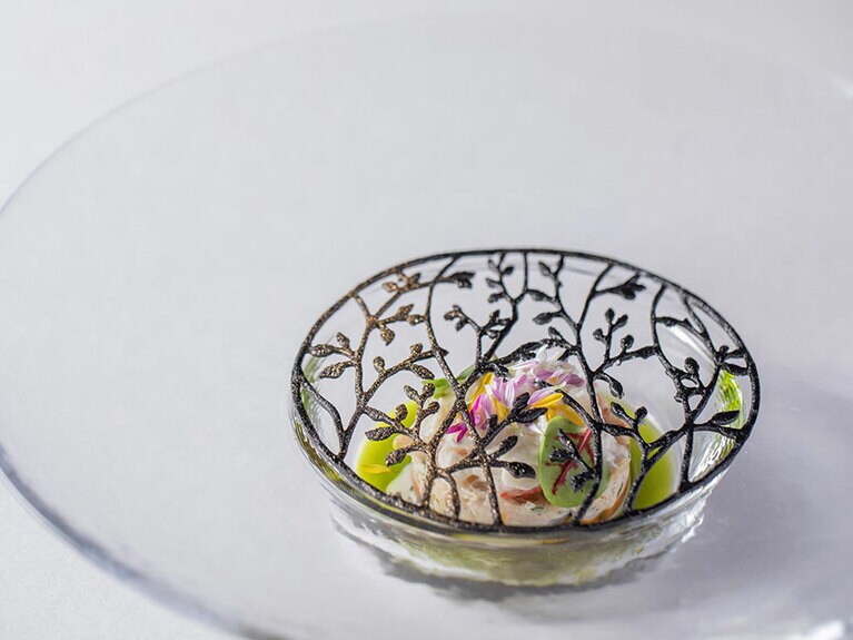 「毛蟹とレモンのフォーム クリュスティアンの“シースルー”」。