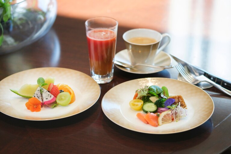 青森産のスモークサーモンや「菜彩鶏」のテリーヌなど。