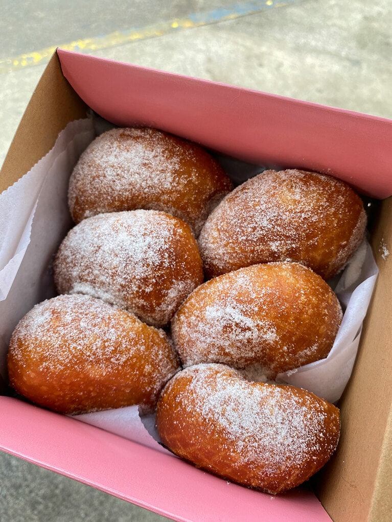 ふわふわもちもちのマラサダ。1個1.50ドル。