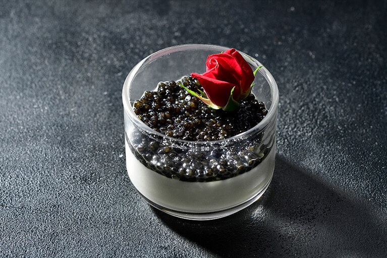 大胆にキャビアをのせた「キャビアとカリフラワーパンナコッタ」