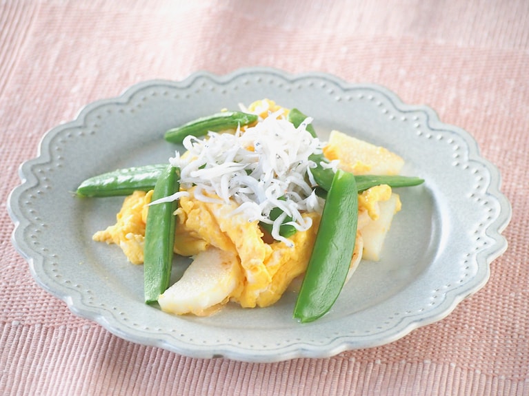 塩で味を整え、器に盛り付け、上にしらすを飾って完成。