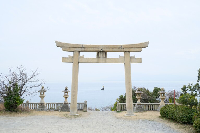 海を背景に立つ鳥居は、日中と夕方でその表情を大きく変える。