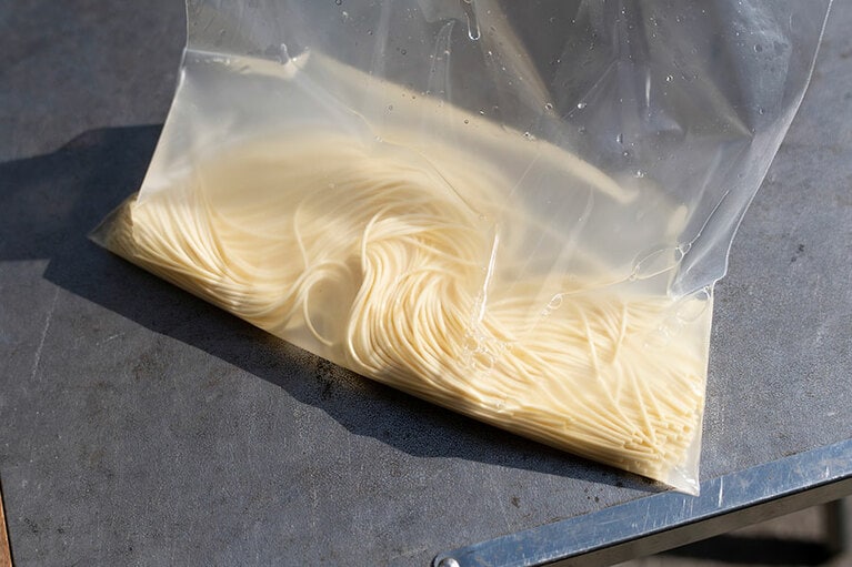 この日は太さ1.6ミリのパスタを使用。水に浸けると白っぽく変色するが、ゆでると色が戻る。