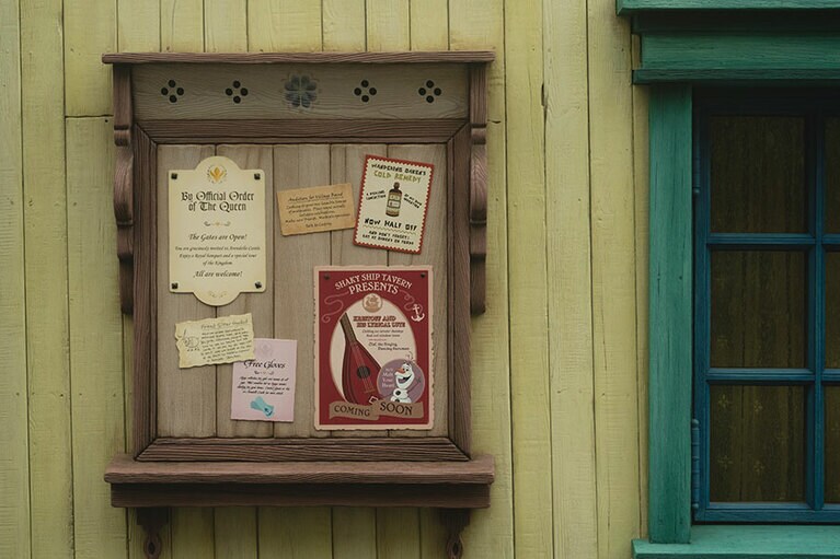 アレンデールの村に建ち並ぶカラフルな商店の数々