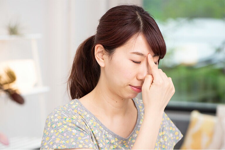 【ツボの探し方】おでこの中央から鼻に向かって指を滑らせたところにある、眉と眉の間にある小さなくぼみ。