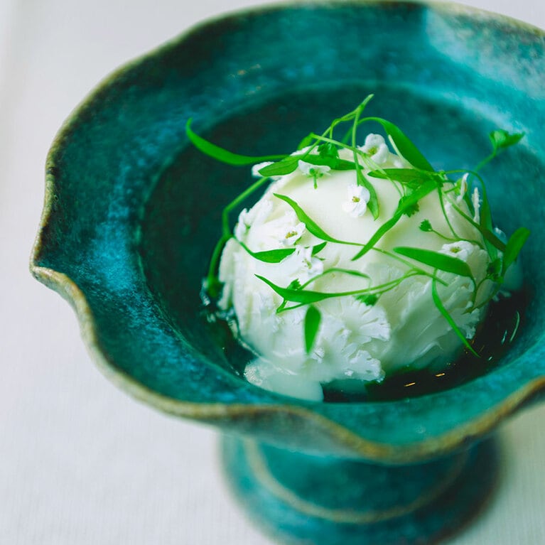 ディナーコース 12,100円はアミューズから。アミューズ：ほんのり葉山葵を利かせたホワイトアスパラガスのムース。敷地内で育てたアリッサムの花を添えて。