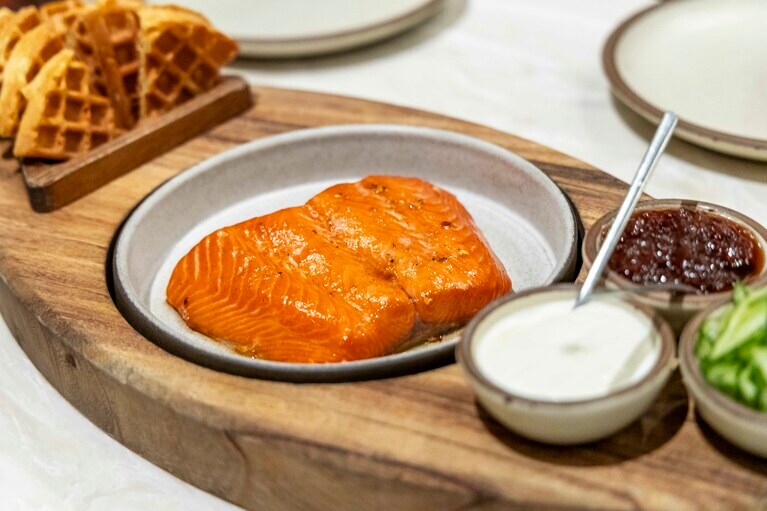 ジュニパーベリーや柚子で香りづけして、スモークして低温調理したサーモンは「セニア」スペシャリテのひとつ。95ドル。撮影／Akira Kumagai