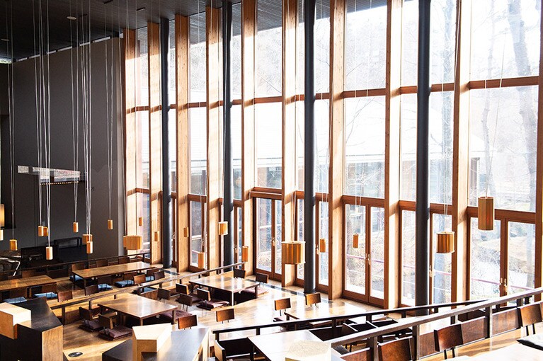 窓の外に見えるのは棚田の庭。時間によって変わる風景を、食事とともに楽しんで。