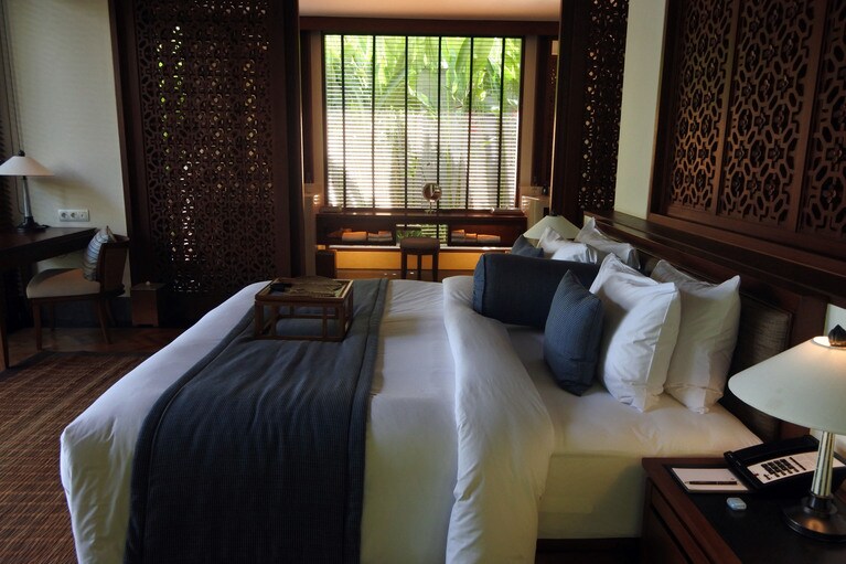 精緻な木彫りやバティック、絵画など、インドネシアやロンボク島の工芸が室内のあちこちに。