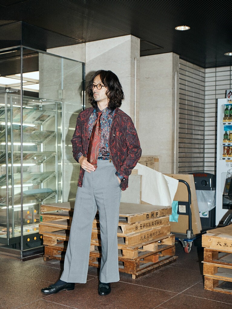 この日はペイズリーのカーディガン、シャツ、ネクタイにスーツパンツ、足元はオペラパンプス！　さすがの組み合わせに、脱帽です。