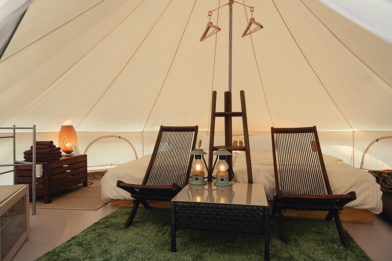 ゆっくり過ごせるセミダブルベッドが2台。