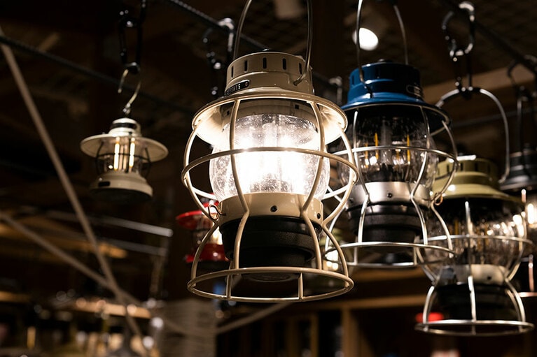 最新のLEDモデルのランタン。LEDは明るく、持ち運びが簡単で充電式と、便利さではダントツのアイテム。LEDのランタンはスマホの充電も可能です。