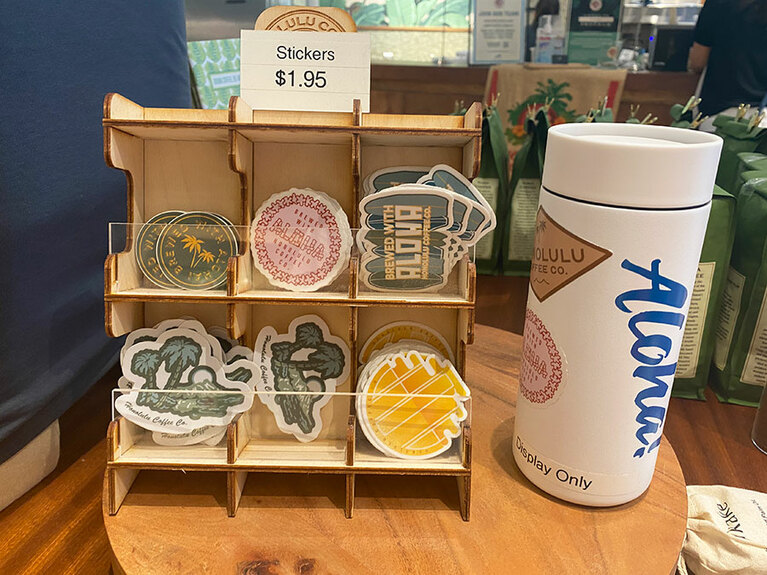 軽くてかざばらないステッカーはお土産にぴったり。