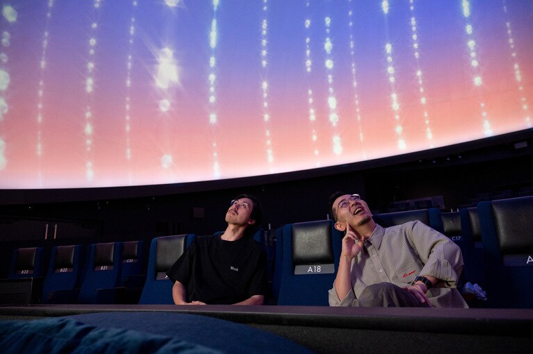 制作秘話をしながらもはしゃぐおふたり。プラネタリウムの映像は今回の作品とは関係ありません。