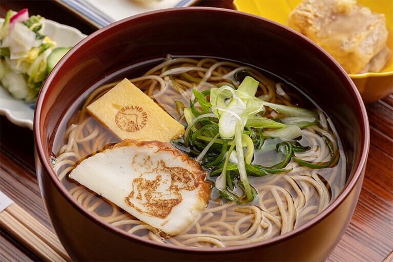 展覧会の半券、または利用前の入館券持参で食後にお抹茶を一杯プレゼント。