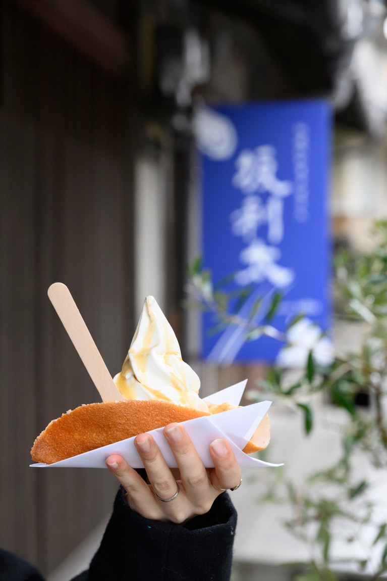 ナポリの伝統菓子・アラゴスタ専門店「坂利太（サリータ）」で牡蠣をイメージした「海のミルク」をテイクアウト。