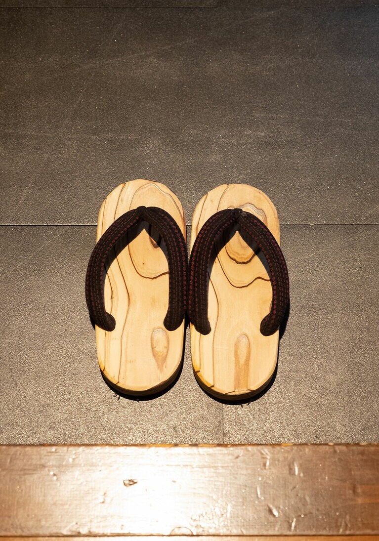 阿蘇の草木染めでカバーしたクッションや、ヒバの下駄など、地元職人が作るアイテムが揃う「カルデラの間」。