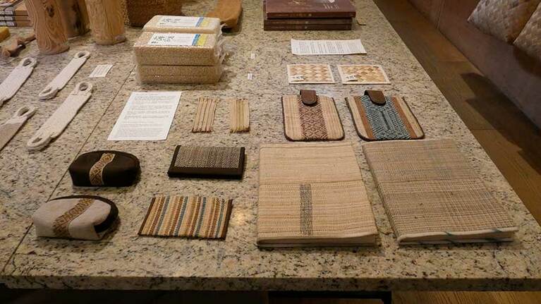 【新社香蕉絲 單面名片夾(名刺入れ) 1,200元】クヴァラン族のバナナ繊維は沖縄の芭蕉布とは異なります。唯一無二の工芸品です。