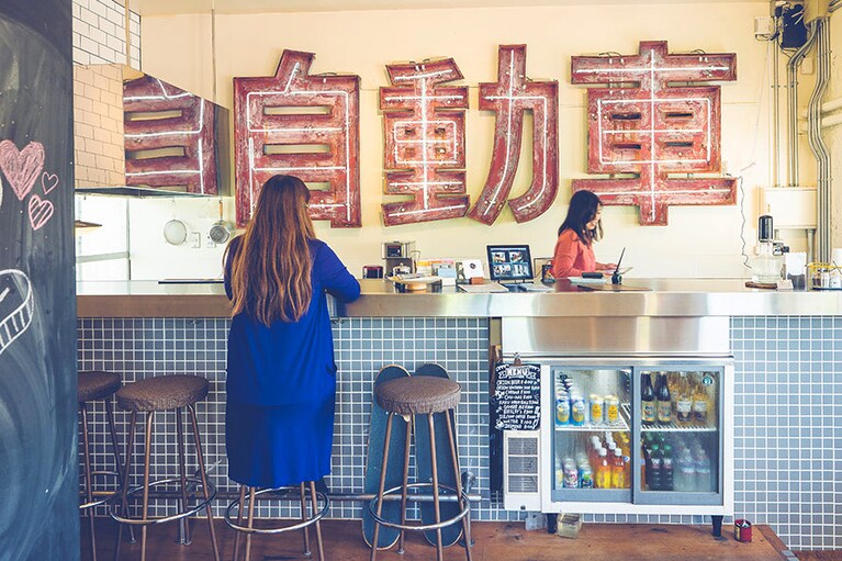 ［SPICE MOTEL OKINAWA］ソフトドリンクのほか〈オリオンビール〉(400円)なども用意。