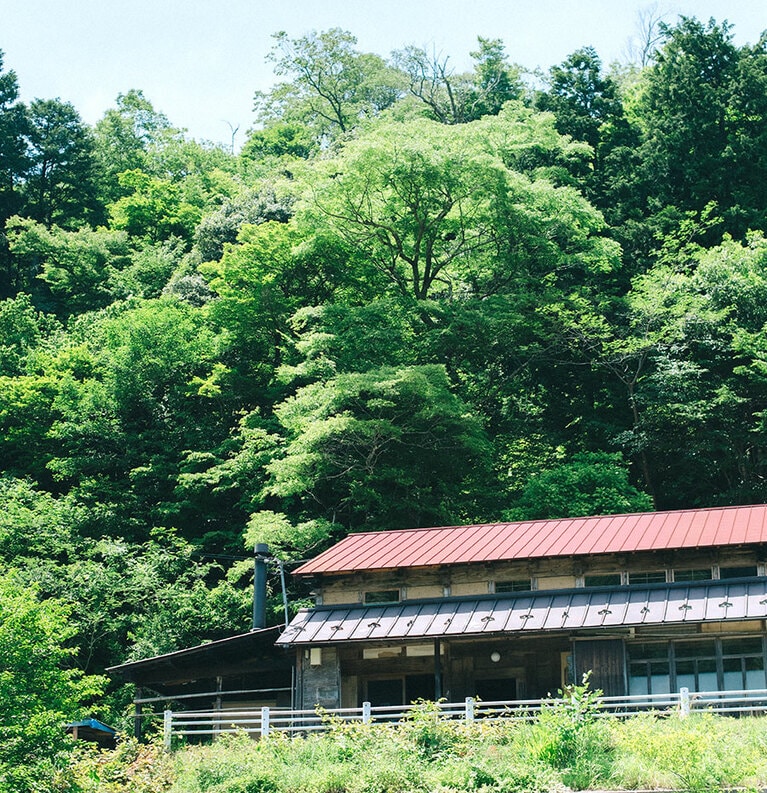 京都駅や大阪伊丹空港から車で2時間30分ほど。赤い屋根が目印。