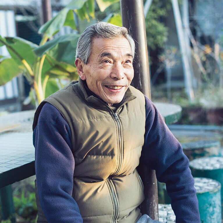 #オーナーの笑顔にほっこり／桜島を真正面に望める場所に位置する「湯之山温泉」。オーナーのお父さんが手作りした銭湯は、浴室のタイルも創業当時のままで、レトロなデザインがなんともキュート。飴色のトロトロなお湯は肌あたりも柔らかく、体をほぐしてくれる。お話も笑顔もチャーミングなオーナーに心も温まる。