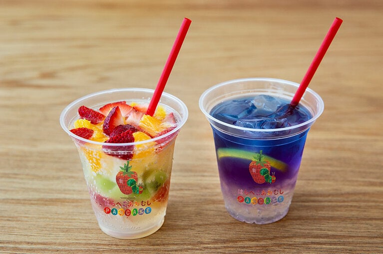 左から：はらぺこハーブティー 680円、はらぺこフルーツソーダ 780円。