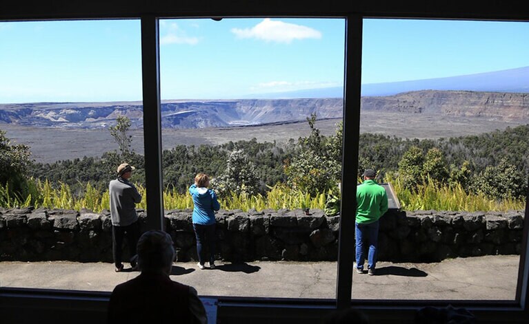 ボルケーノハウスの屋内から見えるハレマウマウ火口。©Big Jin